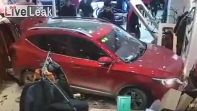 Αυτοκίνητο εισβάλλει σε κατάστημα ρούχων